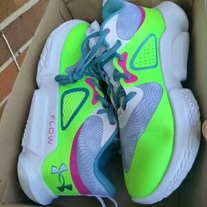 Elevate your basketball game with these stylish PUMA Stewie 1 sneakers. Sz 9.5M